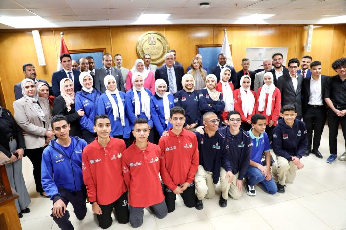 تكريم الطلاب المتميزين والمبدعين بمدارس التكنولوجيا التطبيقية 1 almomken.com vRBjXxde