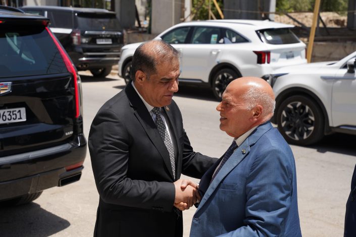 استقبال حافل لنقيب المعلمين في العراق لحضور اجتماع اتحاد المعلمين العرب ببغداد 1 almomken.com UbKQznds