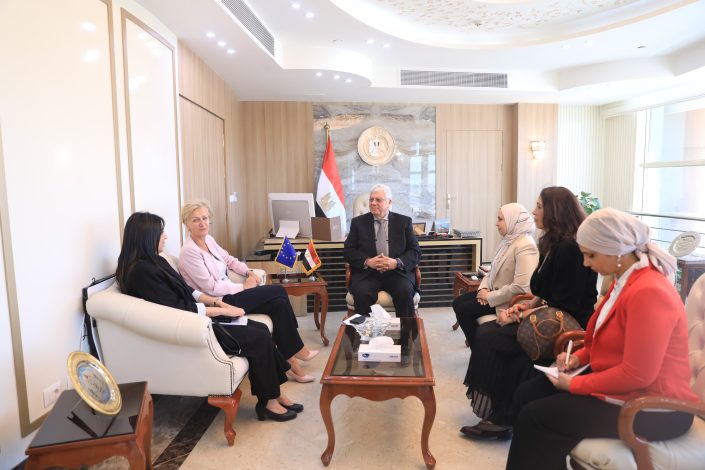 وزير التعليم العالي يبحث مع سفيرة الاتحاد الأوروبي تعزيز الشراكة المصرية الأوروبية 1 almomken.com hhQdeEul