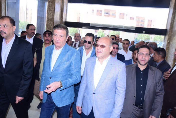 وزير الزراعه يزور مهندس حماية الأراضى المعتدى عليه بمستشفي سوهاج الجامعي 1 almomken.com 6f603753