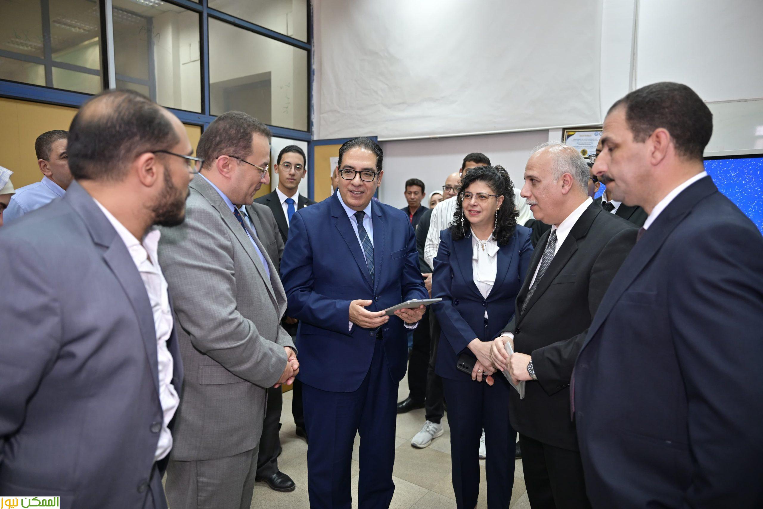 عبدالصادق يتفقد معامل التنسيق الإلكتروني بكليات الهندسة والزراعة والدراسات العليا للبحوث الإحصائية 4 عبدالصادق يتفقد معامل التنسيق الإلكتروني بكليات الهندسة والزراعة والدراسات العليا للبحوث الإحصائية