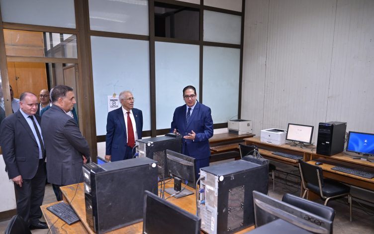 عبدالصادق يتفقد معامل التنسيق الإلكتروني بكليات الهندسة والزراعة والدراسات العليا للبحوث الإحصائية 1 almomken.com 197da547
