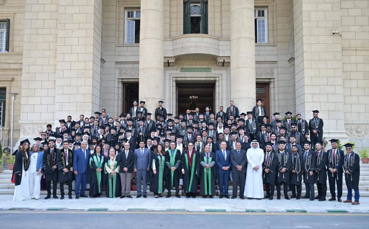 احتفال خاص بدفعة 97 من الطلاب الوافدين بطب اسنان القاهرة تزامنا مئوية الكلية 1 almomken.com f8d2f193