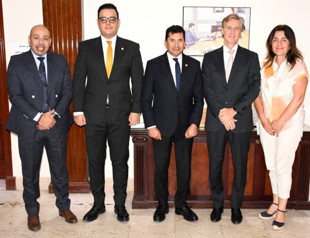 وزير الشباب يكرّم ممثل البرنامج الإنمائي للأمم المتحدة لجهوده في تعزيز الشراكة في مجالات الشباب والرياضة 1 almomken.com fdb9127a