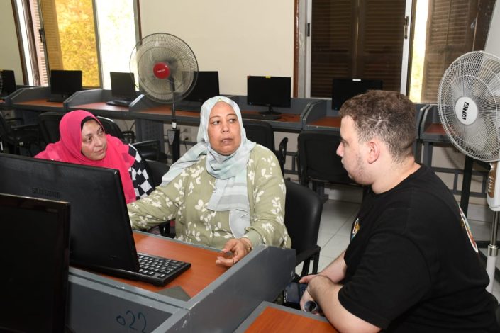 معامل الحاسبات بالجامعات الحكومية مستمرة في تقديم الدعم الفني لطلاب الثانوية العامة في تنسيق الجامعات 1 almomken.com 2828a61f