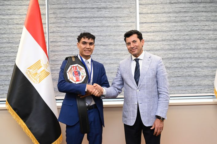 بطل الكيك بوكس محمد راتب فى ضيافة وزير الشباب والرياضة 1 almomken.com 295542d5