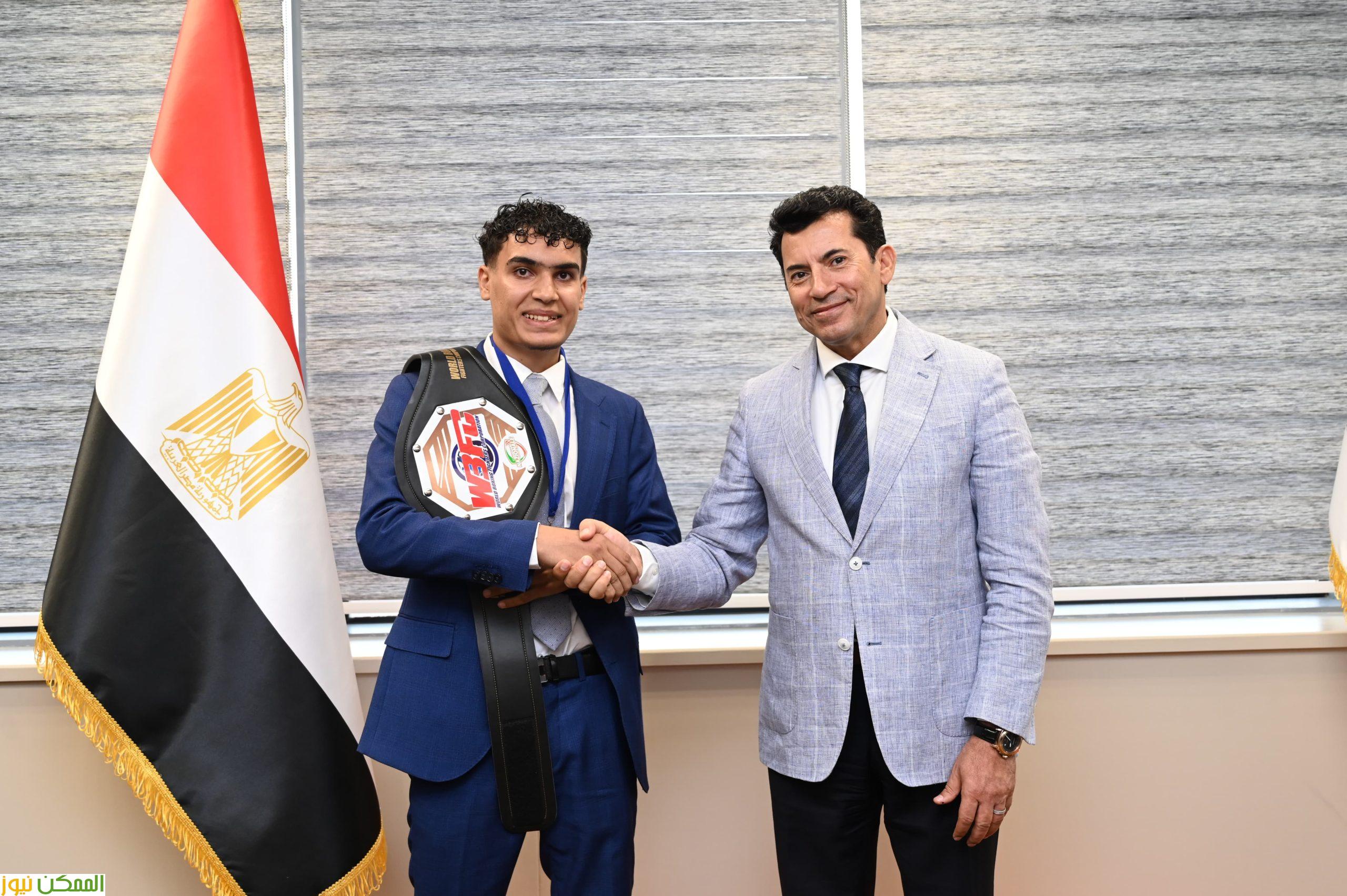 بطل الكيك بوكس محمد راتب  فى ضيافة وزير الشباب والرياضة 