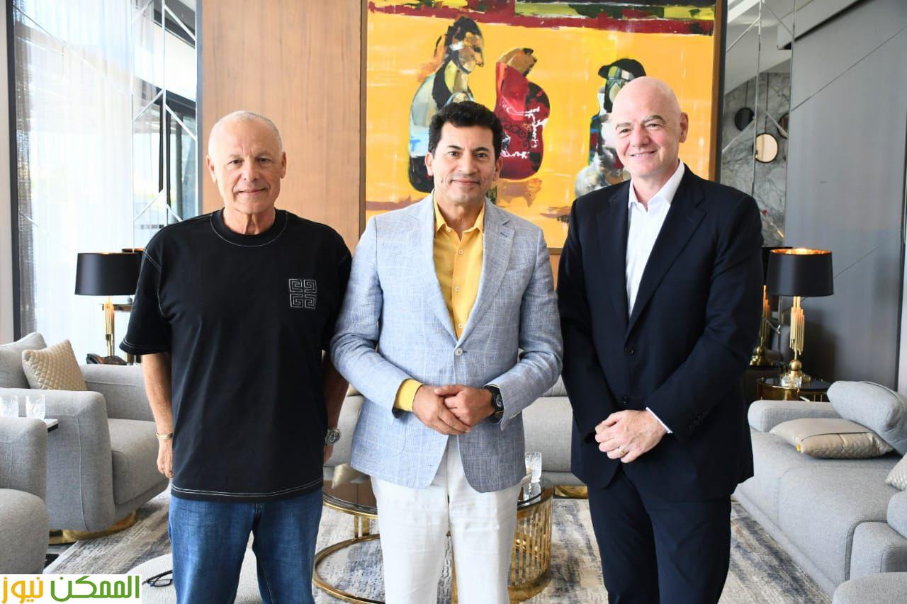 رئيس الاتحاد الدولي لكرة القدم فى العلمين مع اسرته 