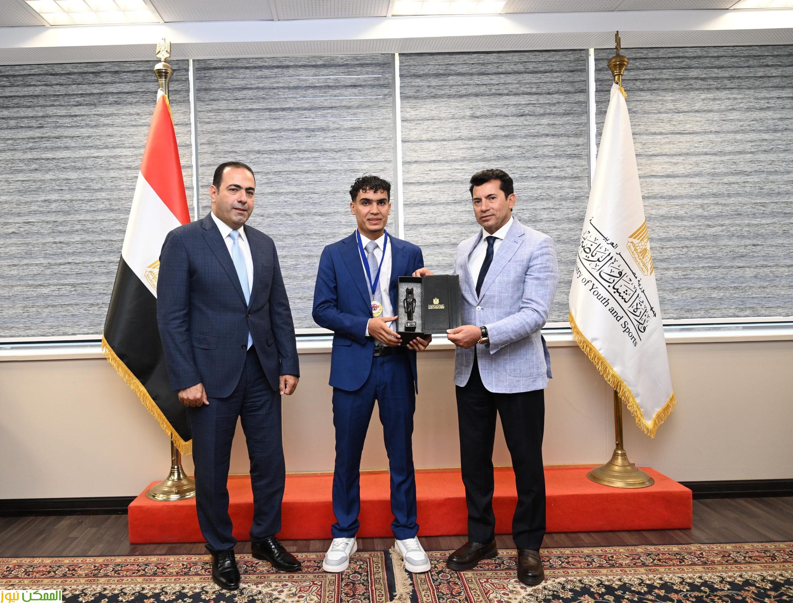 بطل الكيك بوكس محمد راتب  فى ضيافة وزير الشباب والرياضة 