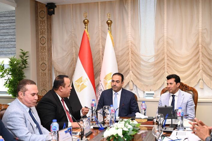 ملتقى شباب المصريين فى الداخل والخارج ناقشه وزير الشباب مع اتحاد شباب المصريين فى الخارج 1 almomken.com fbe9e978