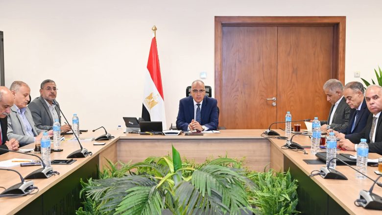 إيراد نهر النيل وحالة الرى بالمحافظات نقاشات يومية بين وزير الرى وقيادات الوزارة 5 almomken.com ffab07a4