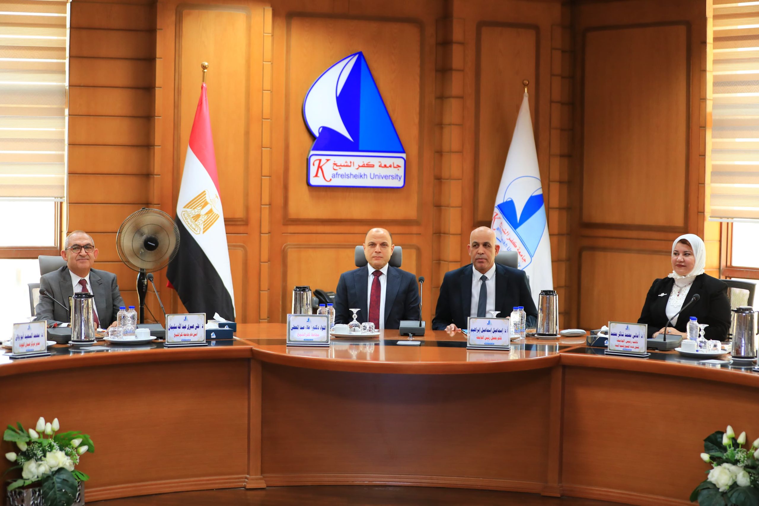 محافظ كفر الشيخ ورئيس الجامعه يشهدان مجلس جامعه كفر الشيخ 