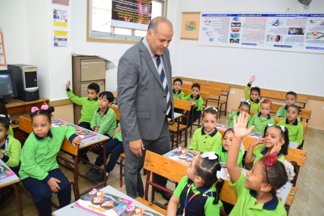 الغرباوي يتابع انتظام سير العملية التعليمية بمدارس إدارة الزهور  