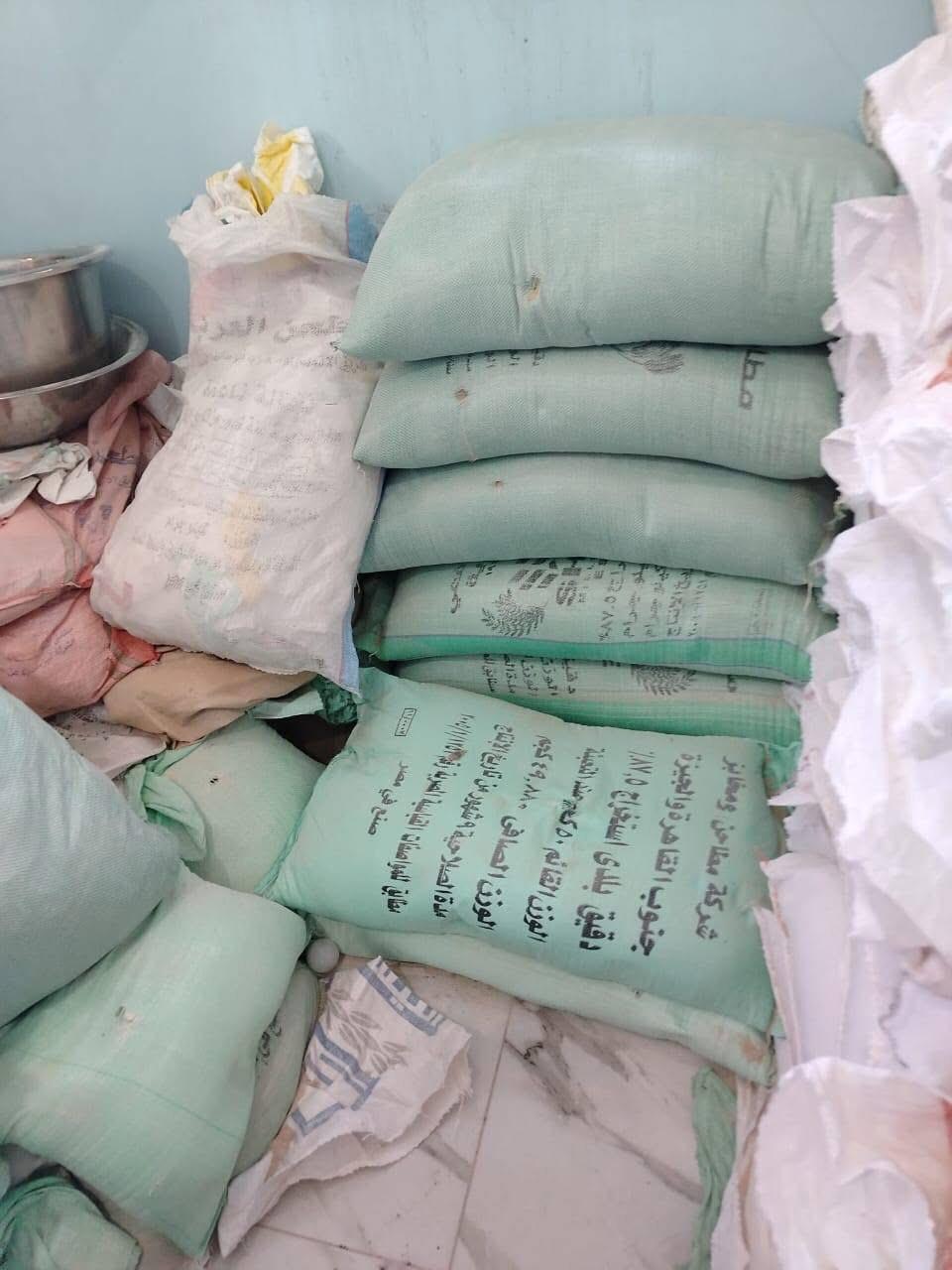 ضبط ٣ طن دقيق بلدي مدعم و١٠٧ بطاقة تموينية و٢ ماكينة صرف بالصف جيزة