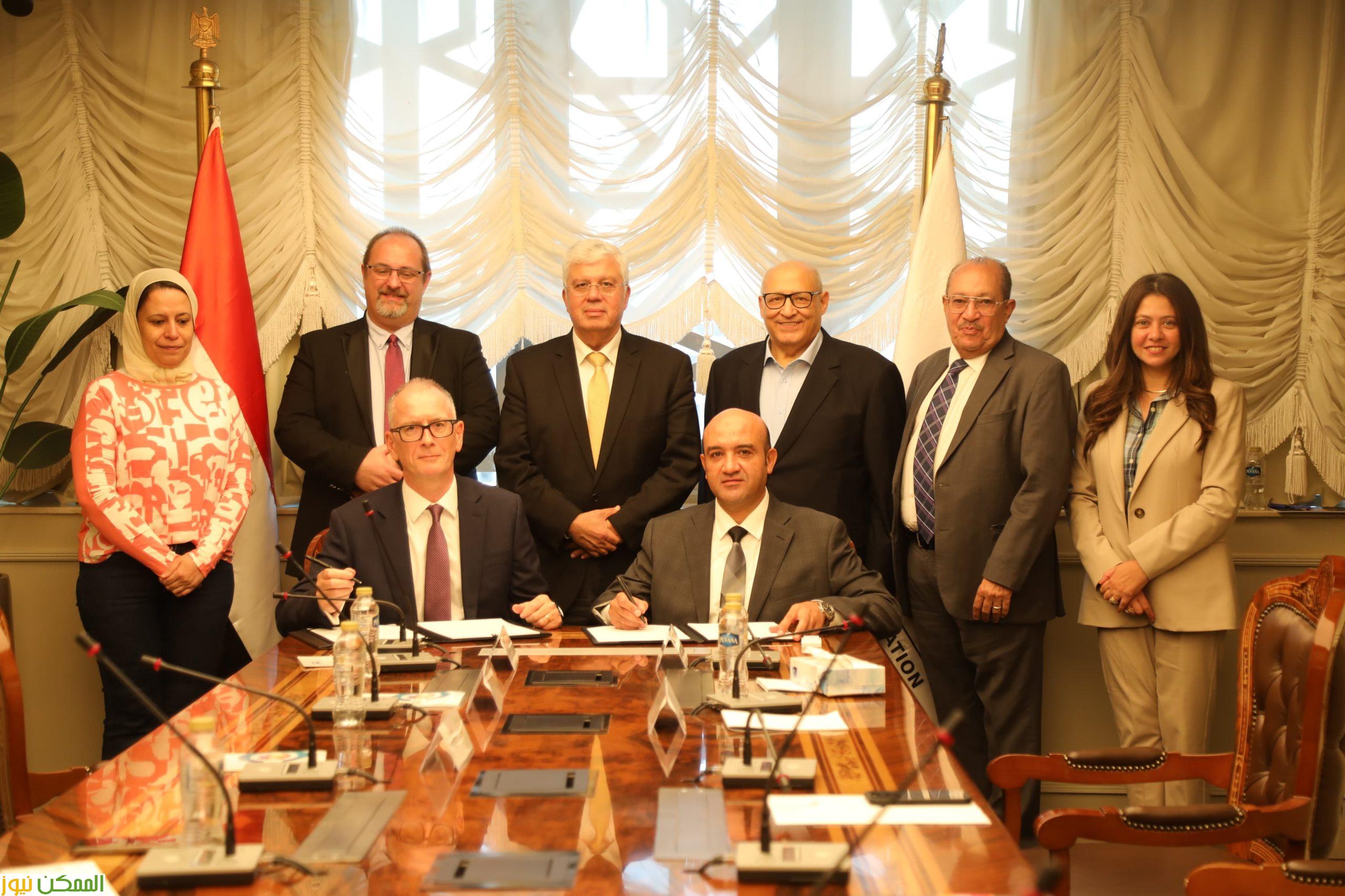 الدكتور أيمن عاشور يشهد توقيع الاتفاقية 