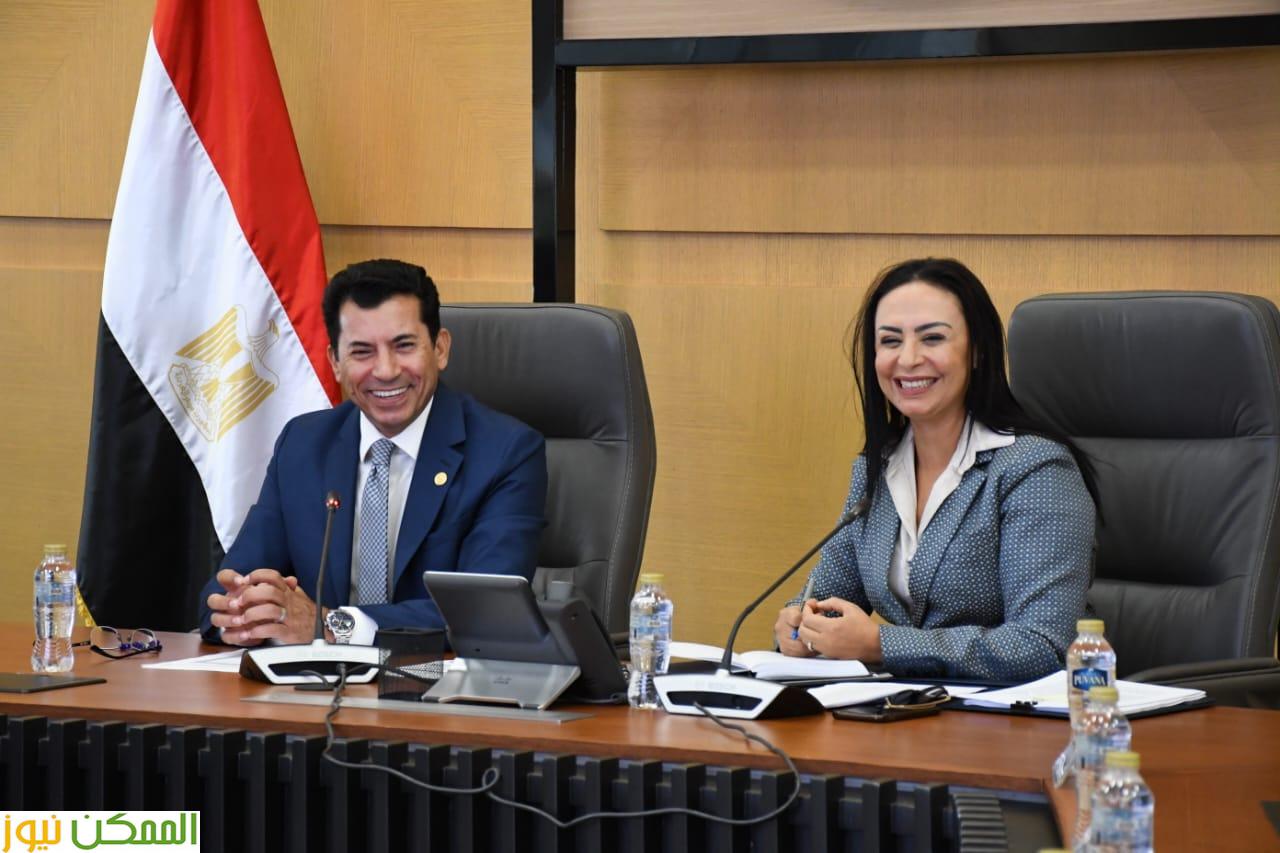 ابتسامة من الوزيرين على تعليق احد الاعضاء الشباب على بعض القضايا