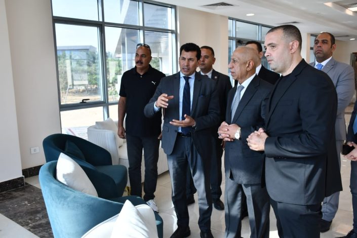 رئيس الأكاديمية العربية في جولة بنادي النادي بالعاصمة الإدارية مع وزير الشباب والرياضة 3 almomken.com 4b9a9bf1