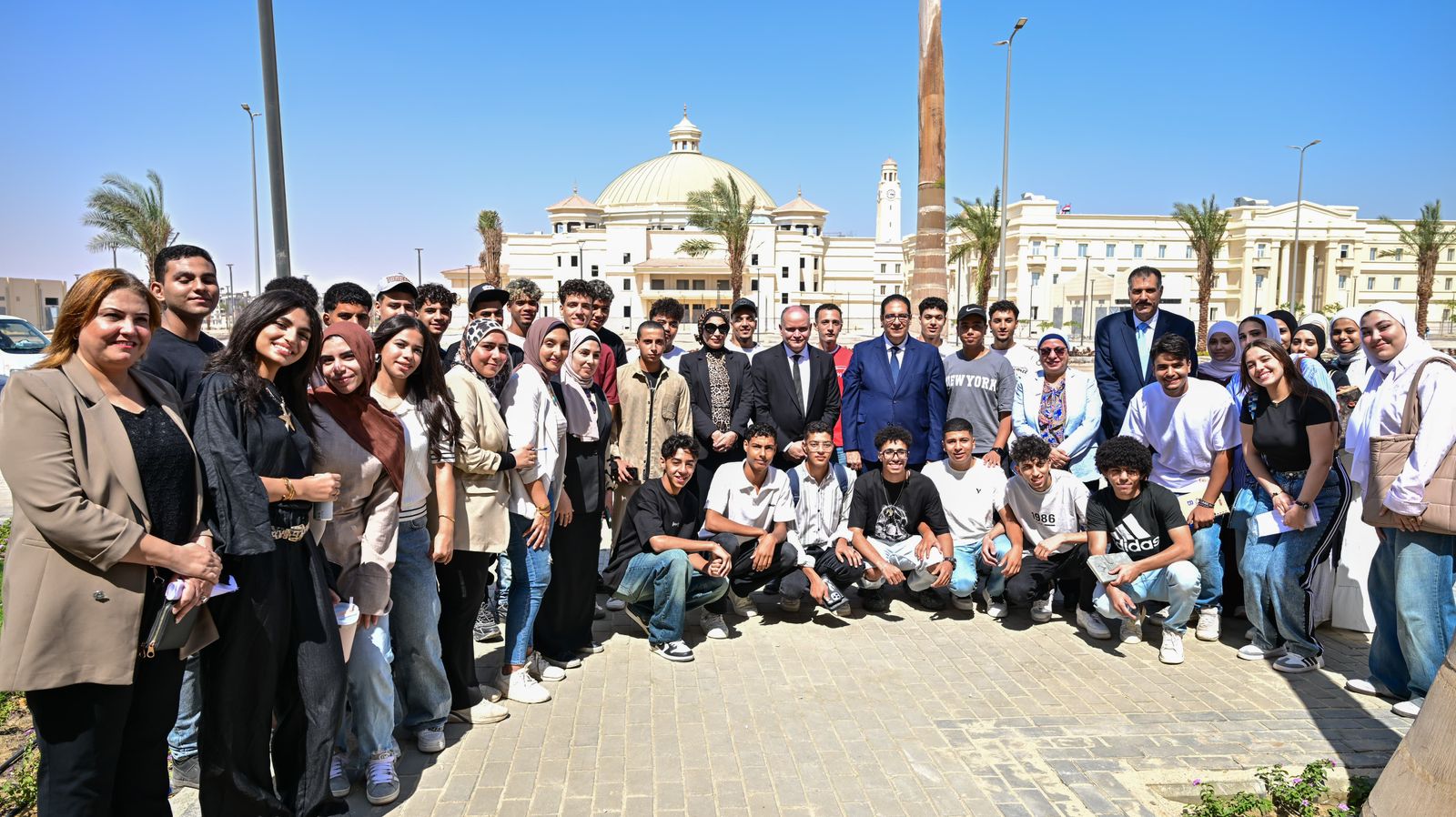 رئيس جامعة القاهرة يواصل جولاته لمتابعة انتظام الدراسة بالجامعة الأهلية