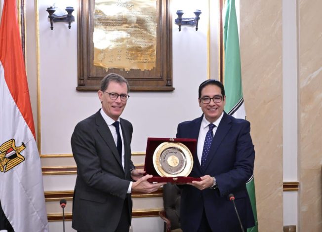 عبد الصادق يلتقى وفد لجنة الثقافة والتعليم والاتصال والرياضة بمجلس الشيوخ الفرنسى 3 almomken.com 5435c0bb