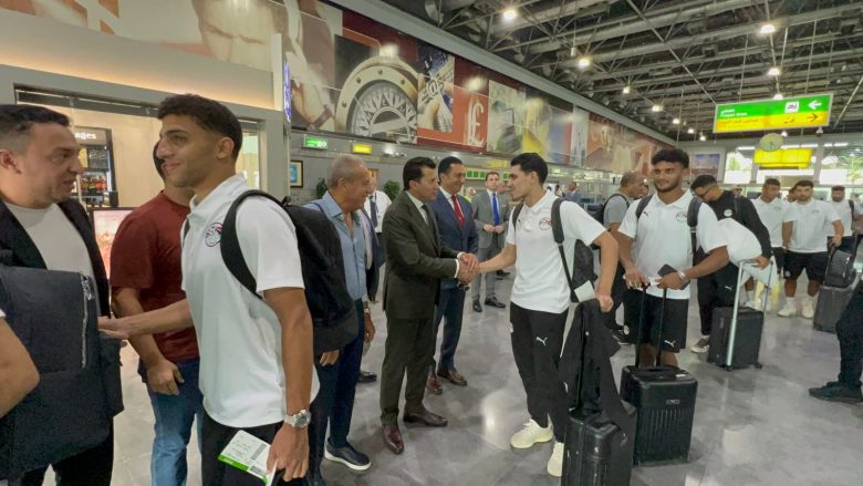 صبحى فى وداع المنتخب الوطني بمطار القاهرة 2 almomken.com 60d9c910