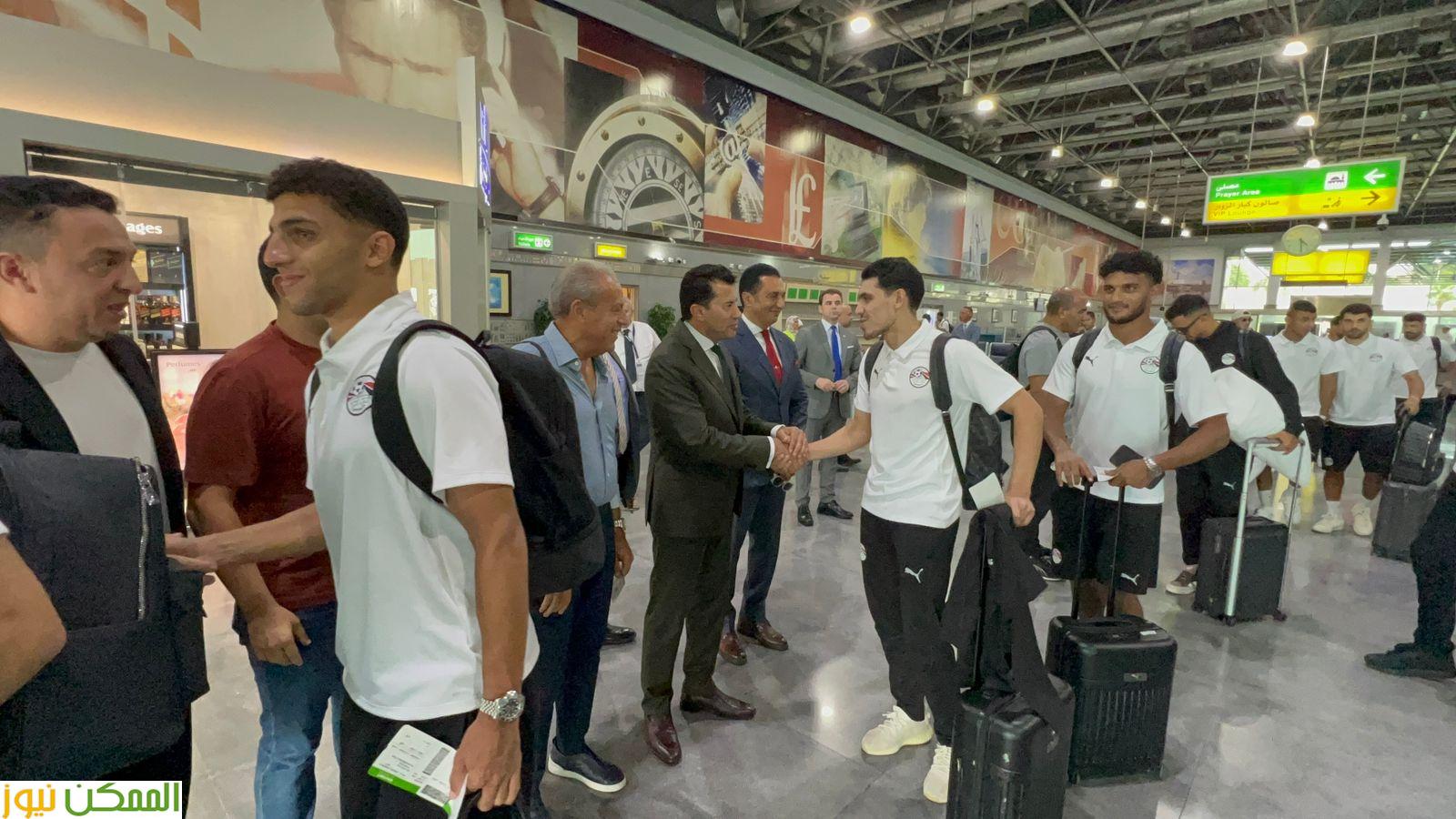 صبحى فى وداع المنتخب الوطني بمطار القاهرة