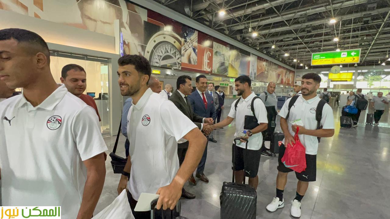 صبحى فى وداع المنتخب الوطني بمطار القاهرة