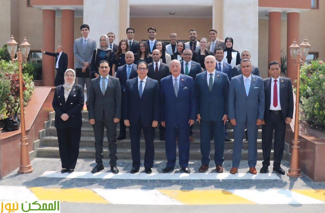 صورة تذكارية للحضور 