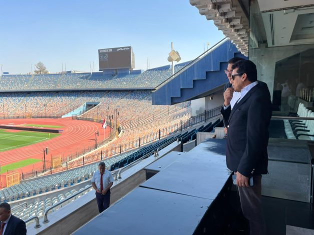 وزير الرياضة يتفقد ملعب استاد القاهرة الدولي قبل استئناف مباريات الدوري 1 almomken.com a286a643