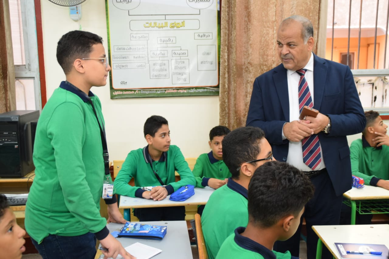 الغرباوى يتفقد احول التعليم بالمدرسة 