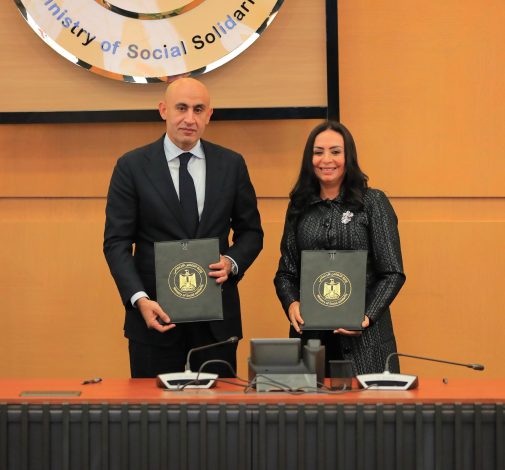 التضامن تهدى التربية والتعليم مبنين لتحويلهم إلى مجمع مدارس بالمرج ومؤسسة الذكاة 1 almomken.com bbcc292a