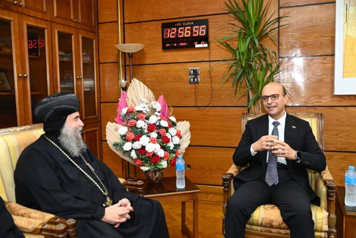 رئيس جامعة أسيوط يستقبل الأنبا يوأنس لتعزيز التعاون بين الجامعة والمؤسسة الدينية 3 almomken.com be1bcd33