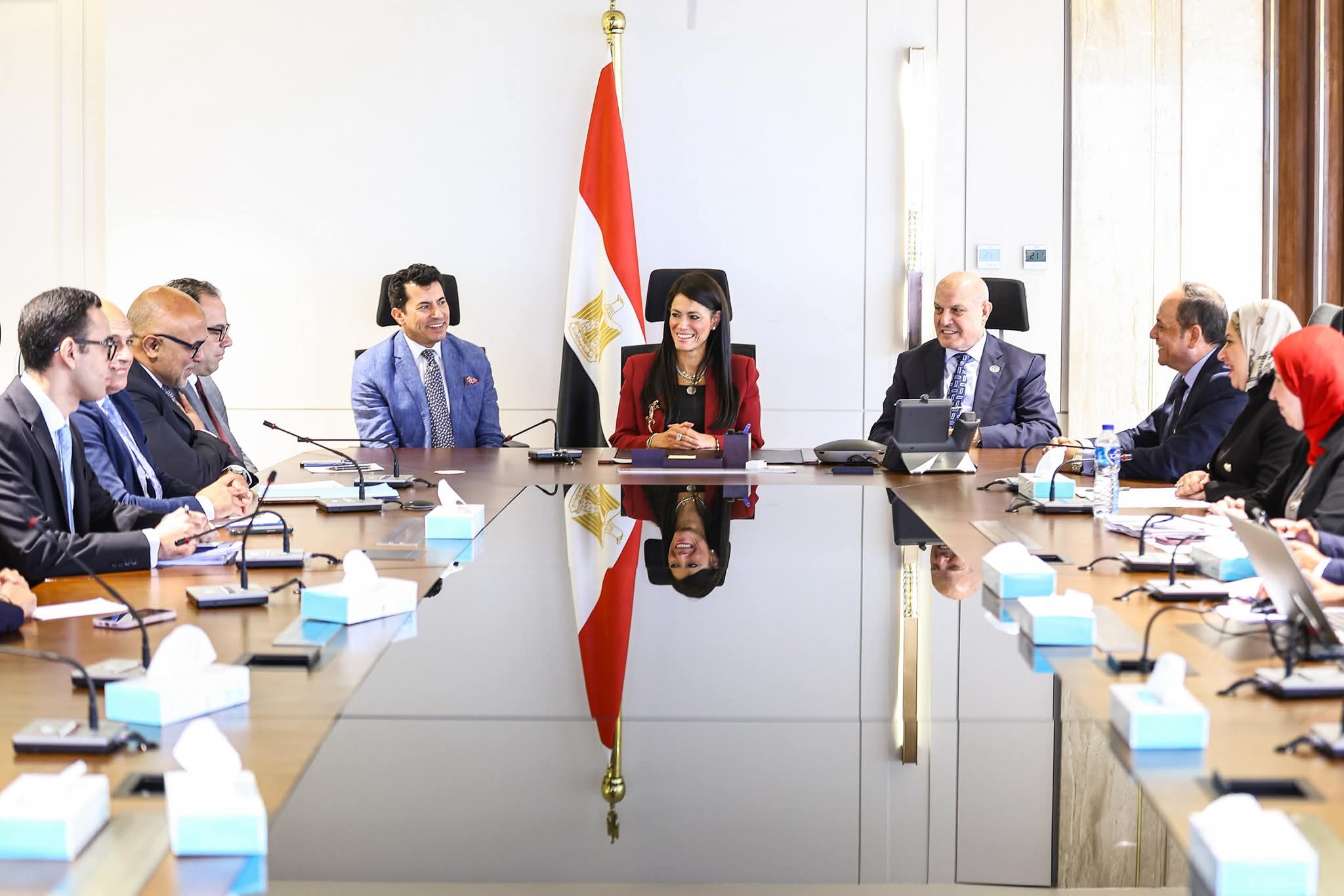 وزير الشباب والرياضة يلتقي وزيرة التخطيط والتنمية الاقتصادية ورئيس هيئة النيابة الإدارية