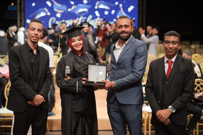 حققنا حلمنا شعار طلاب كلية التجارة وإدارة الأعمال بجامعة حلوان فى حفل التخرج 3 almomken.com c425b3c9