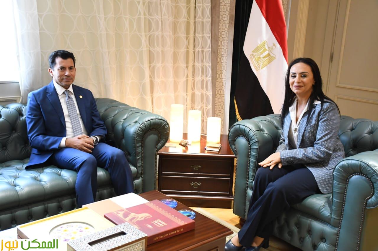 وزيرة التضامن تستقبل وزير الشباب والرياضة بمكتبها بالعاصمة 