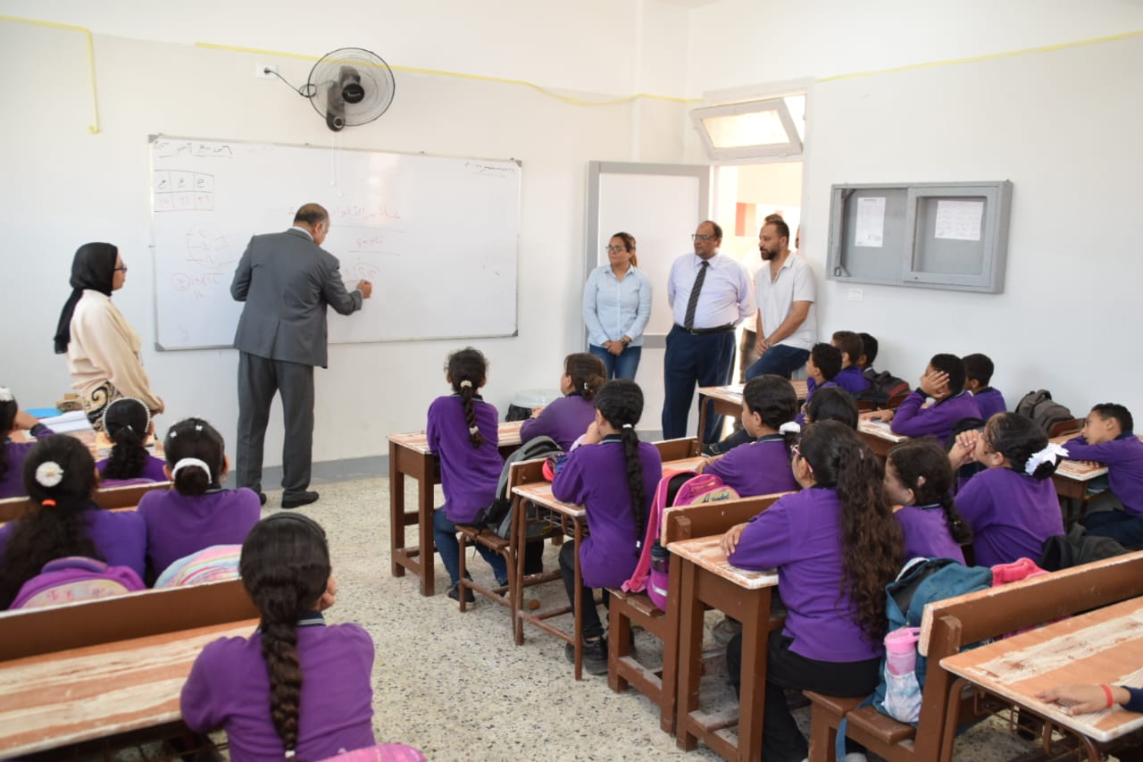 الغرباوي يتابع انتظام سير العملية التعليمية بمدارس إدارة الزهور  