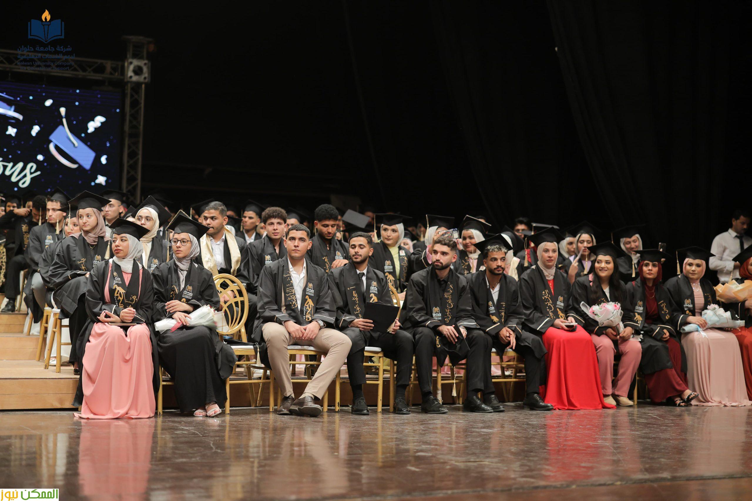 حققنا حلمنا شعار طلاب كلية التجارة وإدارة الأعمال بجامعة حلوان فى حفل التخرج 6 almomken.com f7297433 scaled