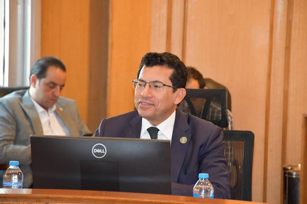 د اشرف صبحى وزير الشباب والرياضة 