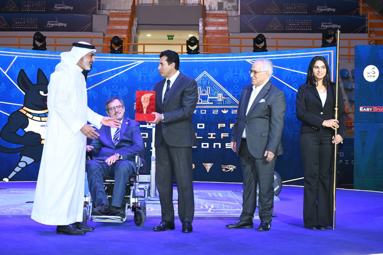 تسليم علم بطولة العالم لرفع الأثقال البارالمبي من مصر إلى البحرين