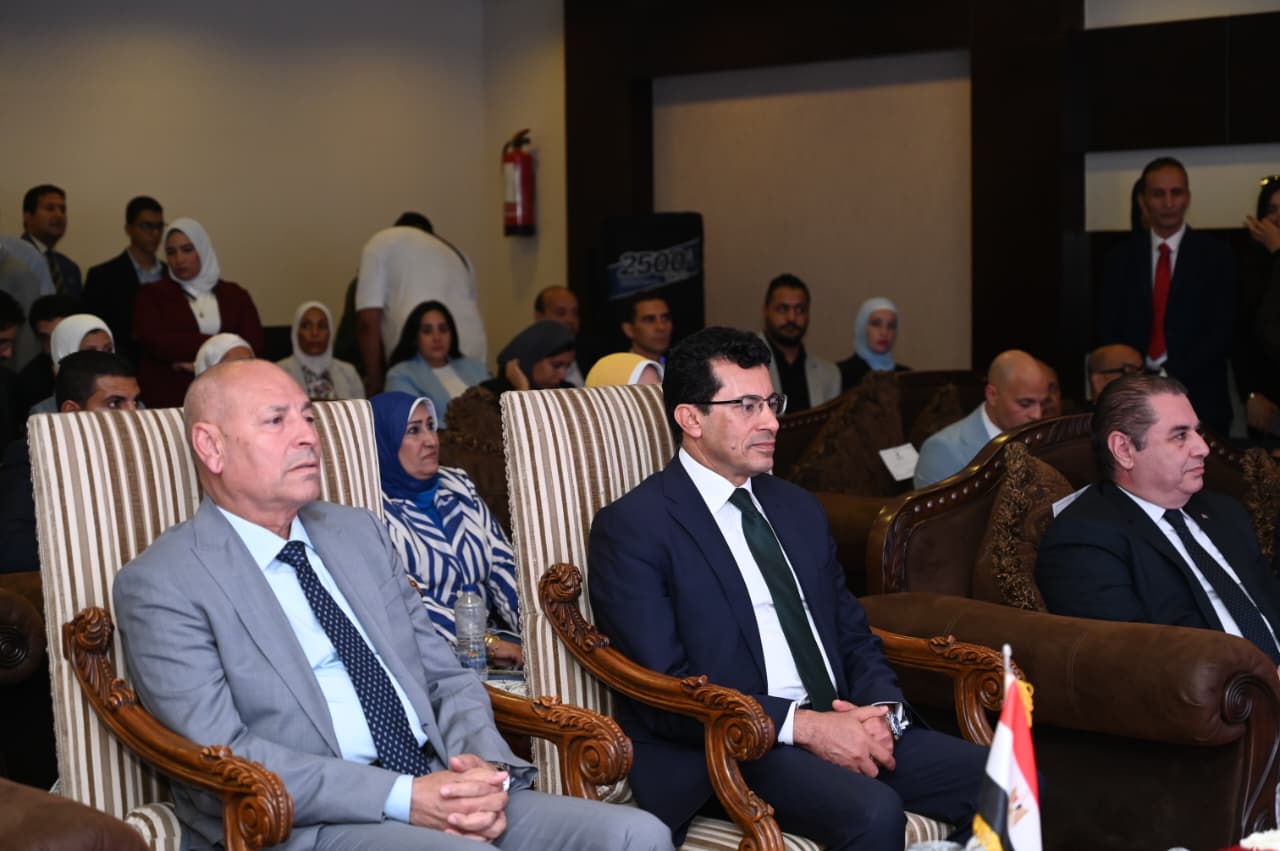وزير الشباب والرياضة ومحافظ القاهرة يشهدان حفل تسليم شهادة "الأيزو"