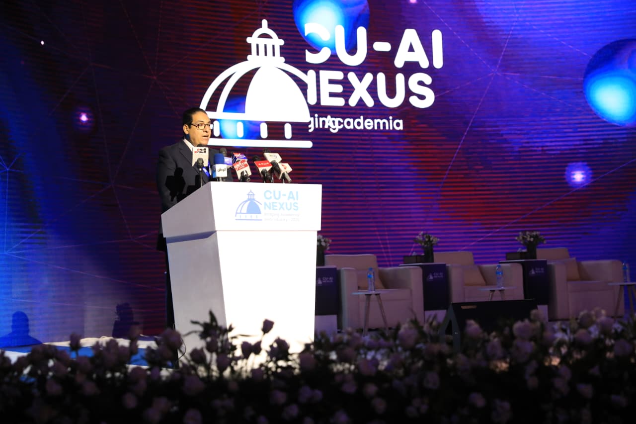 رئيس جامعه القاهره أثناء افتتاح المؤتمر 