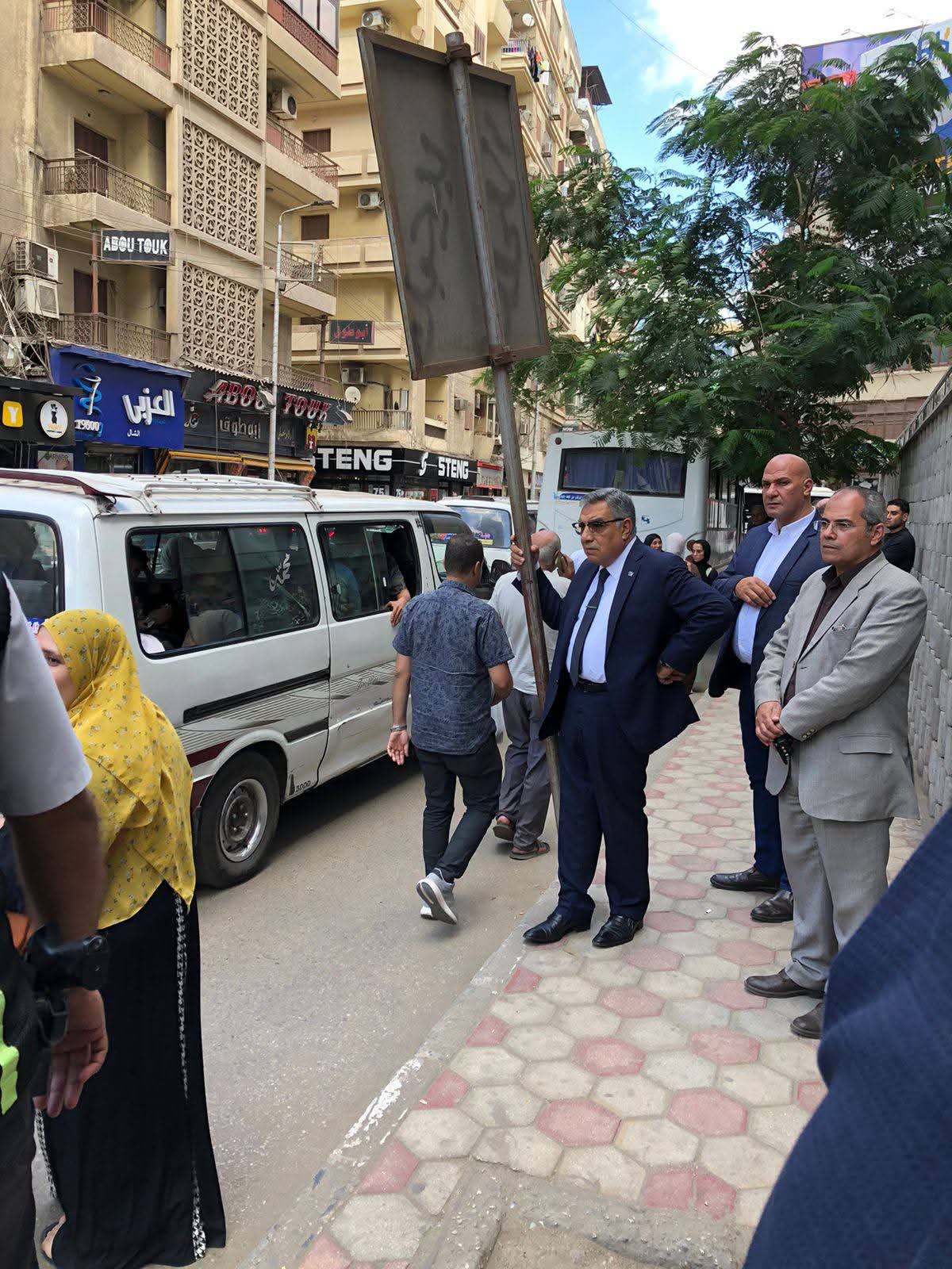 محافظ الدقهلية فى الشارع لمتابعة تعريفة المواصلات بعد رفع سعر البنزين 