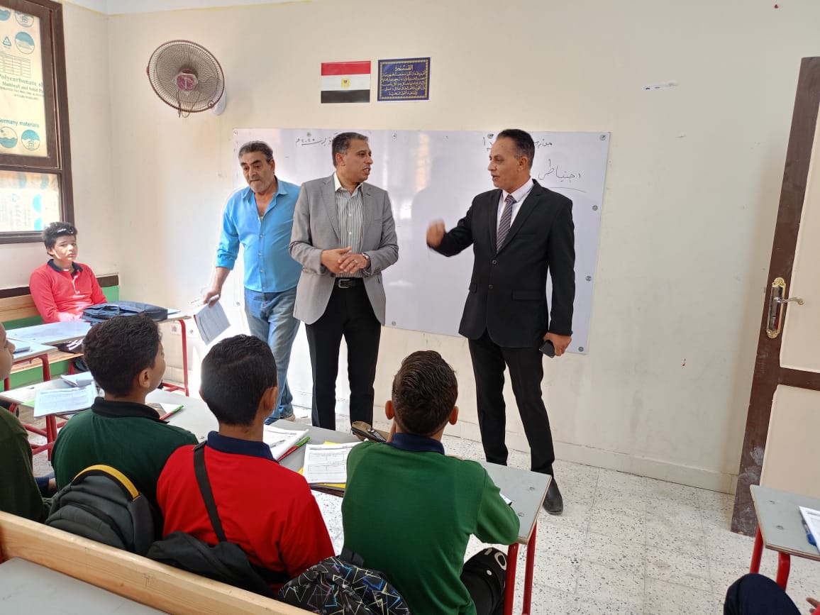 استبعاد مدير مدرسة بالجيزة وإحالة آخر للتحقيق خلال جولة متابعة مسائية