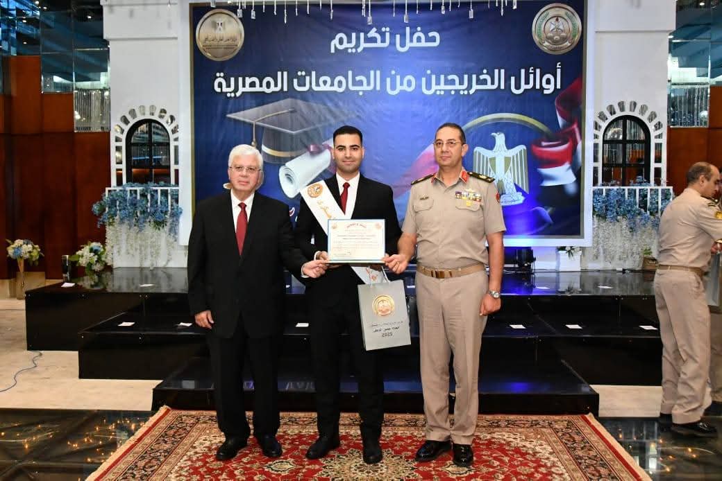 رئيس جامعة حلوان يشارك في احتفالية تكريم أوائل الجامعات المصرية 5 almomken.com 2d42423a
