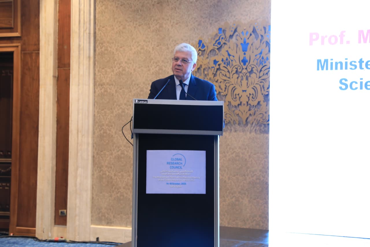 الدكتور أيمن عاشور وزير التعليم العالي والبحث العلمي