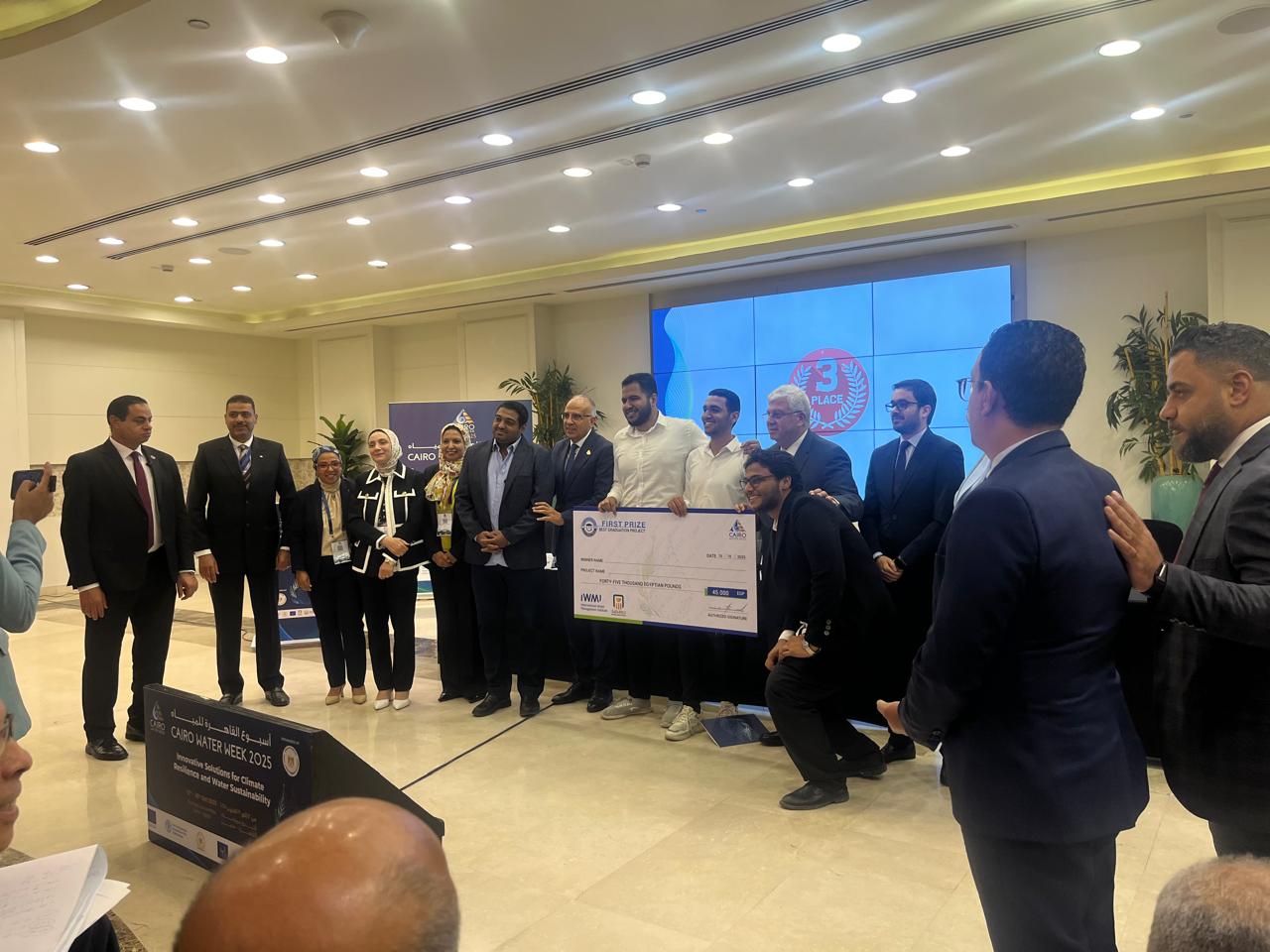 هندسة المطرية تحصد المركز الأول في أسبوع القاهرة للمياه بمشروع لتحلية المياه وإنتاج الهيدروجين الأخضر 5 almomken.com 3ac7a327