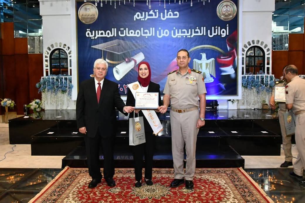 رئيس جامعة حلوان يشارك في احتفالية تكريم أوائل الجامعات المصرية 3 رئيس جامعة حلوان يشارك في احتفالية تكريم أوائل الجامعات المصرية