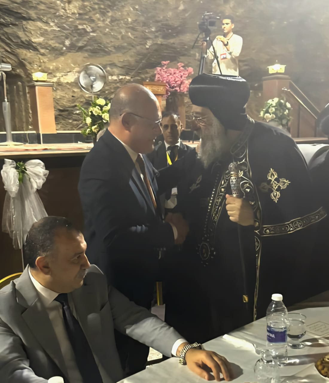 رئيس جامعة سوهاج يشارك في استقبال البابا تواضروس