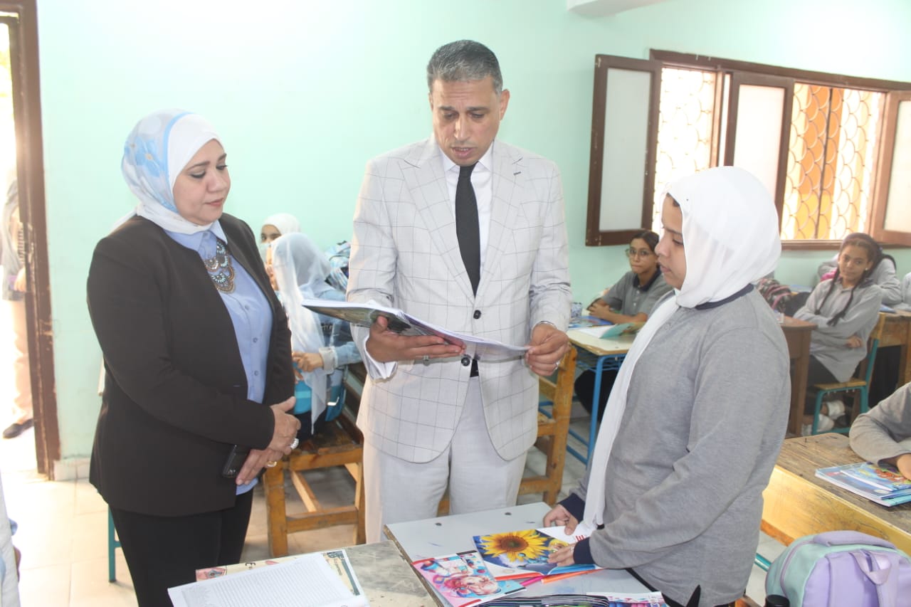 عطية في جولة ميدانية مكثفة بمدارس كرداسة والعجوزة: قرارات عاجلة لضمان الانضباط وتسليم "التابلت" خلال 24 ساعة