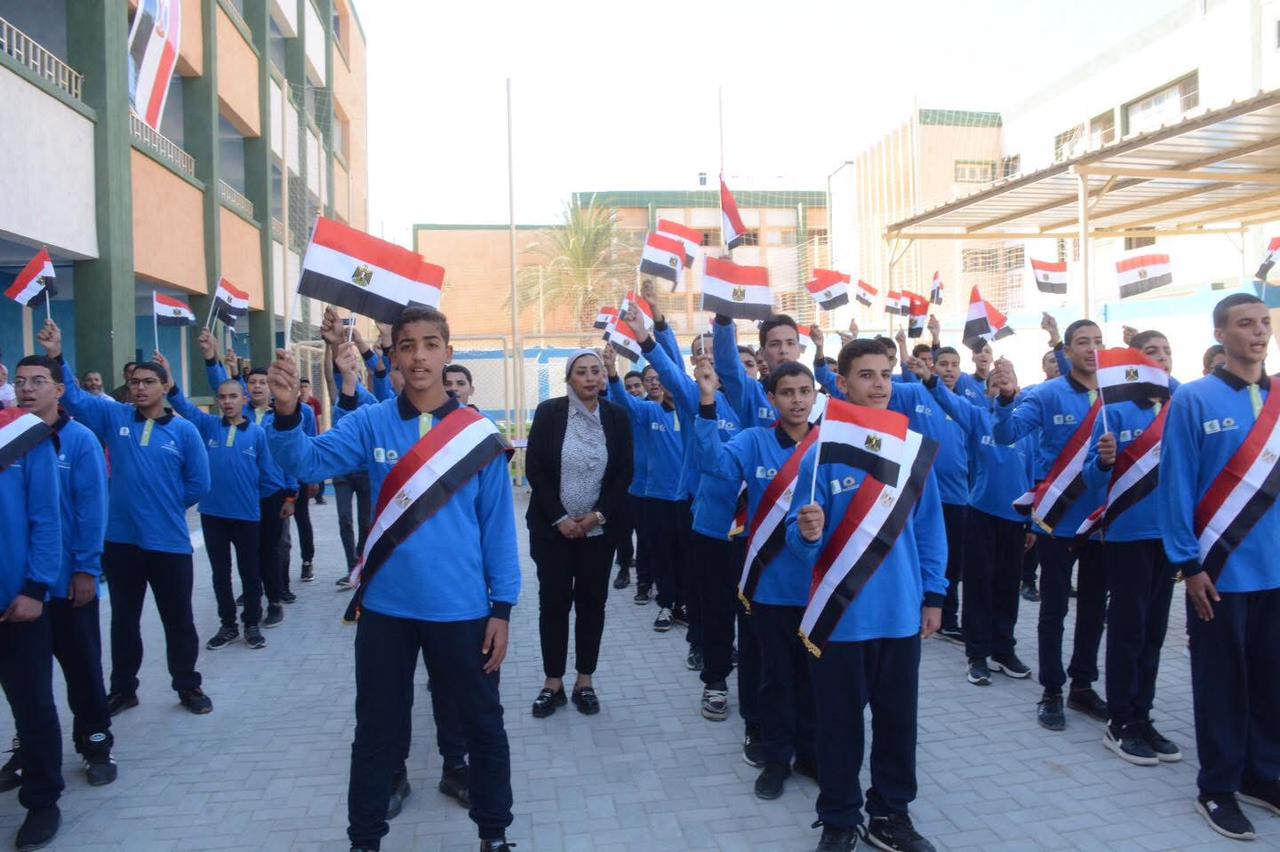 طابور عرض لطلاب المدرسة فى استقبال المحافظ