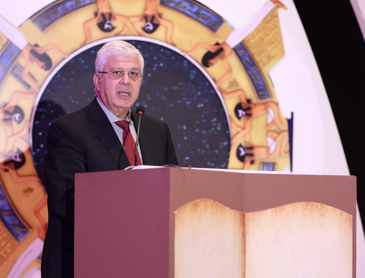 د ايمن عاشور وزير التعليم العالي والبحث العلمي 